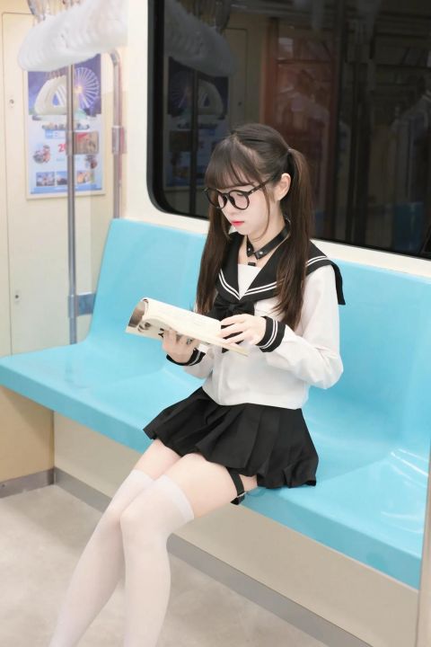 可可小白兔 電車上の女高中生 [56P]