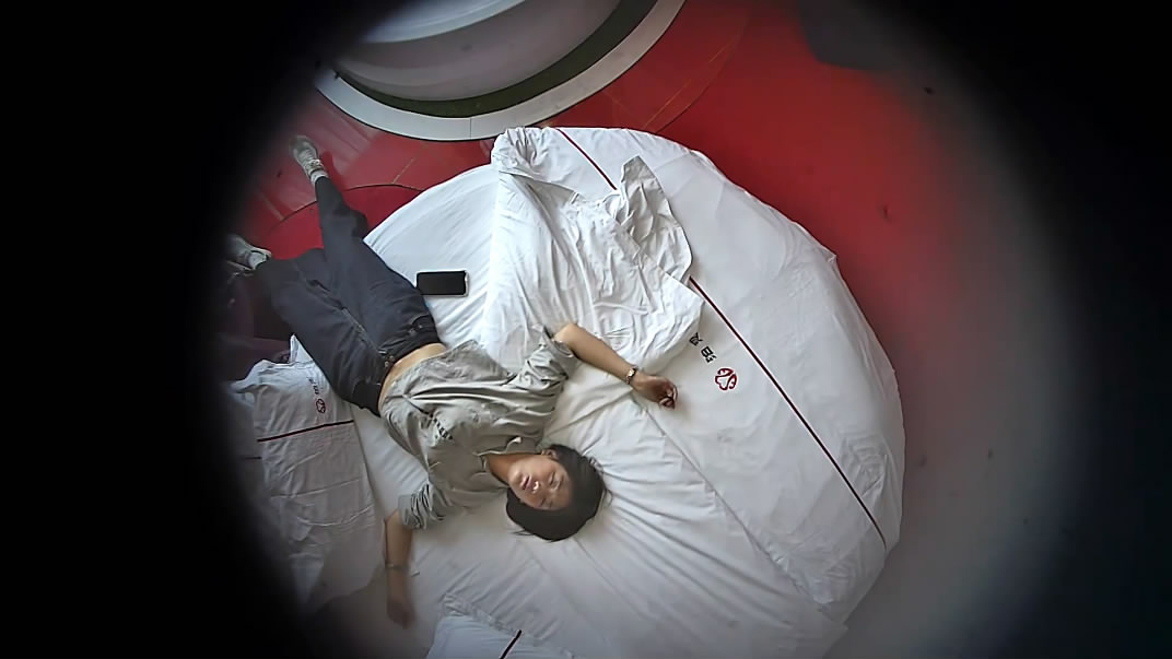 最新流出情趣酒店白色大圆床偷拍很久没碰过女人的大叔幽会同乡少妇疯狂激情舔逼玩69[MP4/231MB]