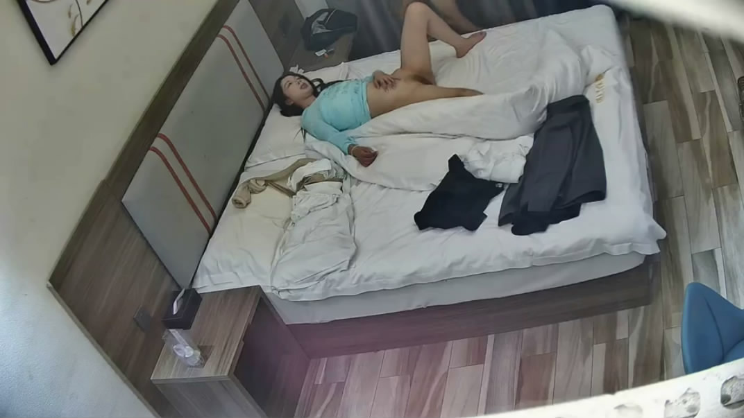 安防酒店偷拍精品抖音颜值男主播约炮坐飞机远道而来的美女粉丝做爱时对白非常淫骚[MP4/240MB]