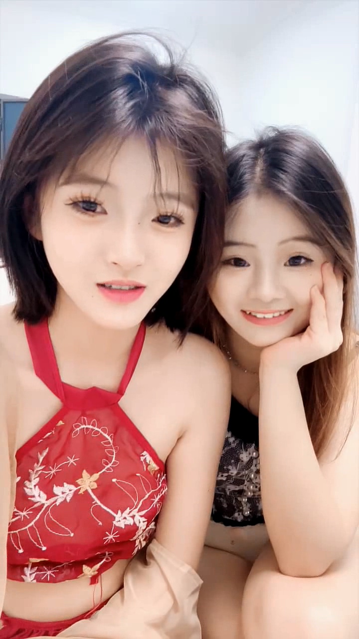 极品妞源源穿性感的情趣装跟好姐妹一起跟大哥玩群P，淫声荡语各种舔弄大鸡巴，揉奶玩逼各种抽插[MP4/2.22G]