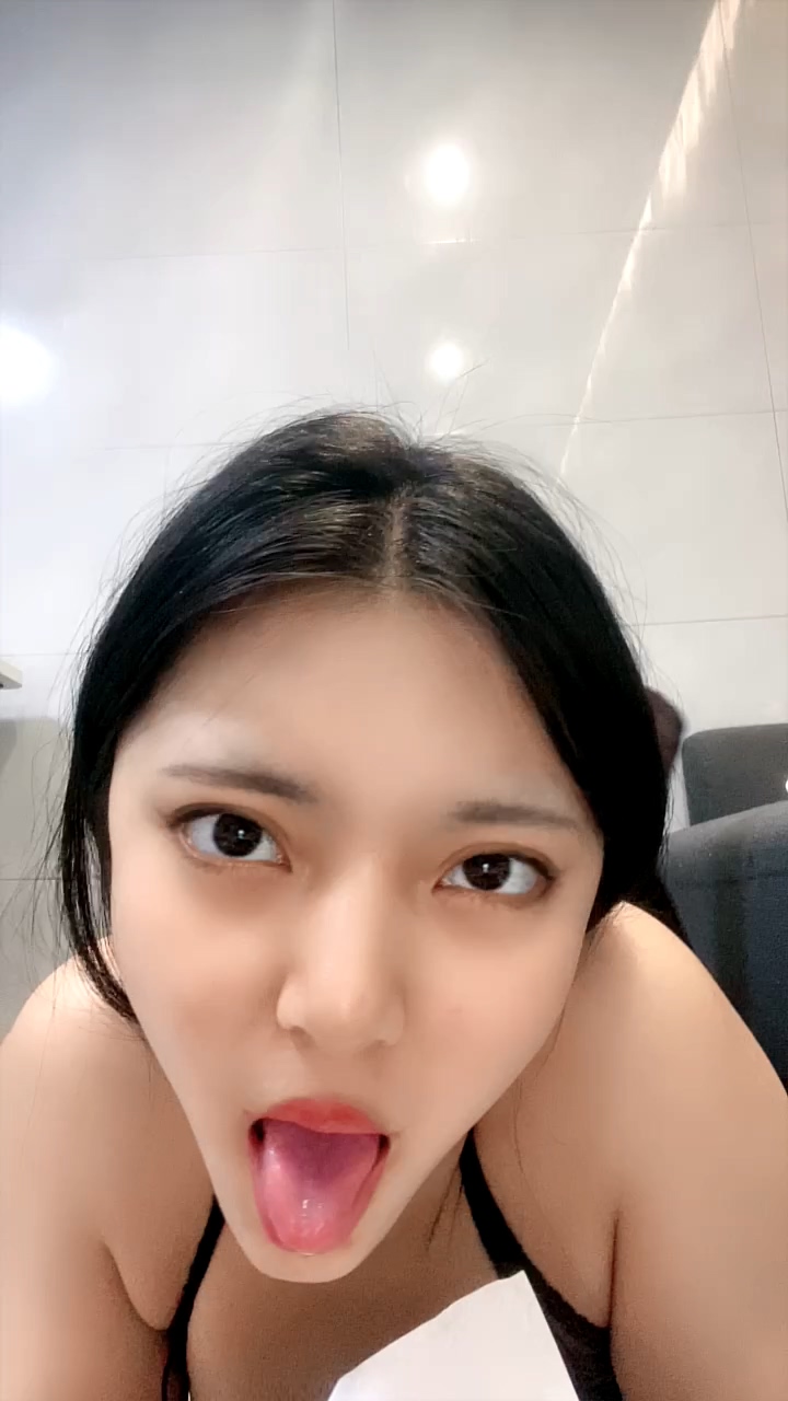 颜值不错的母狗人妻少妇，高颜值穿上开档黑丝诱惑狼友，道具抽插滴蜡口球小皮鞭[MP4/1.8G]