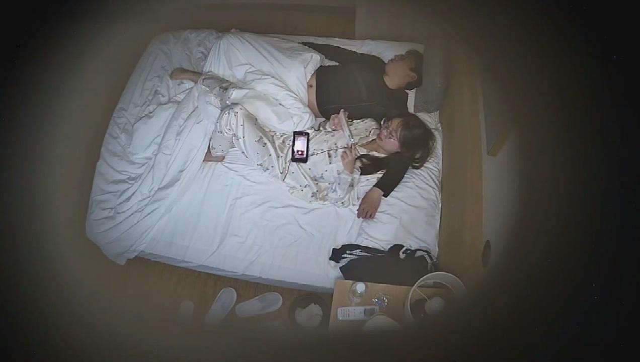 ❤️❤️❤️淫妻情趣誘惑_勾引正在玩遊戲的老公還要求老公朋友一起加入_騷穴射滿倆人精液