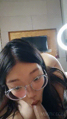 【短片x20】潔咪一個人自慰不夠爽，找一個男人解饞