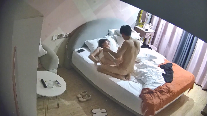 [MP4/2.14G]2026-6-21酒店偷拍 粉色礼裙大奶子浑圆颜值可爱妹子被男友爆干