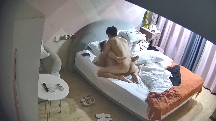 [MP4/2.14G]2026-6-21酒店偷拍 粉色礼裙大奶子浑圆颜值可爱妹子被男友爆干