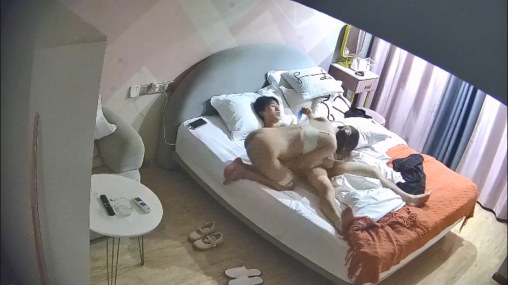 [MP4/2.14G]2026-6-21酒店偷拍 粉色礼裙大奶子浑圆颜值可爱妹子被男友爆干