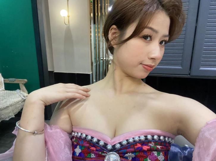 【短片x20】男人的手觸摸她的臀部開始揉搓，然後他拉下褲子，手指撫弄她的..