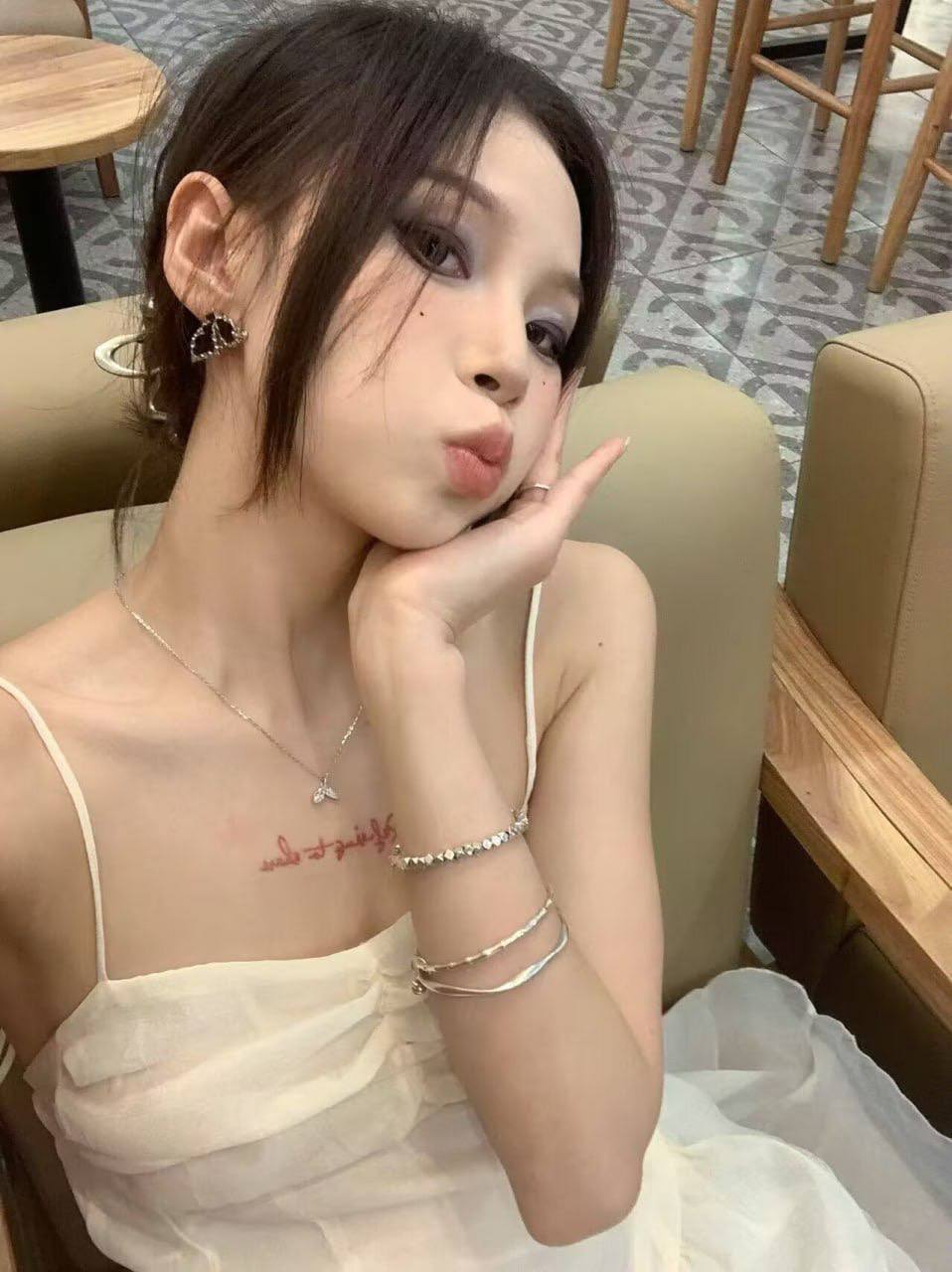 【短片x20】驚人的身材，驚人的校園美人，纖細的腰身