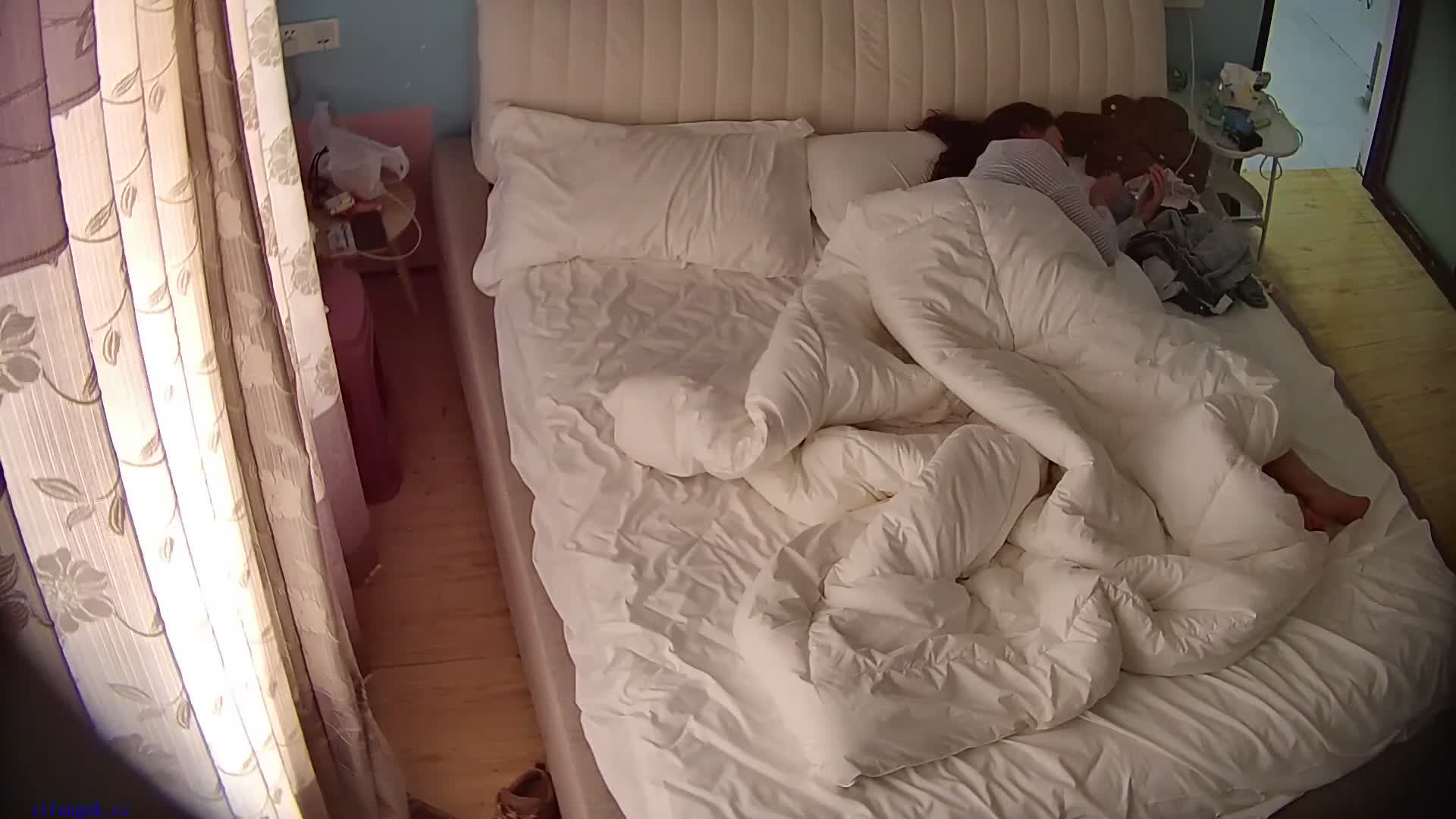 [MP4/ 1012M] 流出酒店偷拍眼镜小哥后入打桩牛仔裤女友临走还闻闻自己的臭袜子