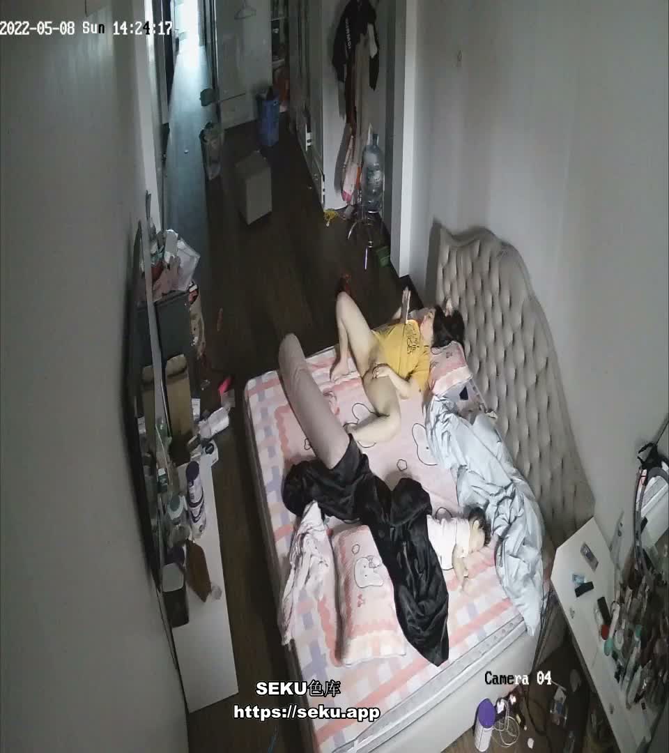 [MP4/ 632M] 黑客破解家庭网络摄像头高颜值少妇被朋友认出曝光生活照 偷拍记录婚后幸福的性生活~1