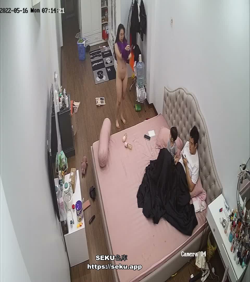 [MP4/ 632M] 黑客破解家庭网络摄像头高颜值少妇被朋友认出曝光生活照 偷拍记录婚后幸福的性生活~1
