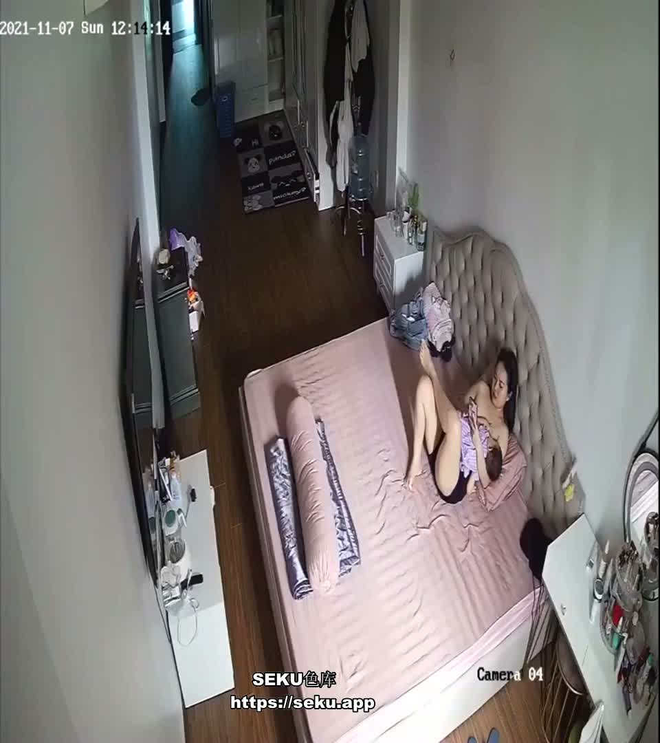 [MP4/ 632M] 黑客破解家庭网络摄像头高颜值少妇被朋友认出曝光生活照 偷拍记录婚后幸福的性生活~1