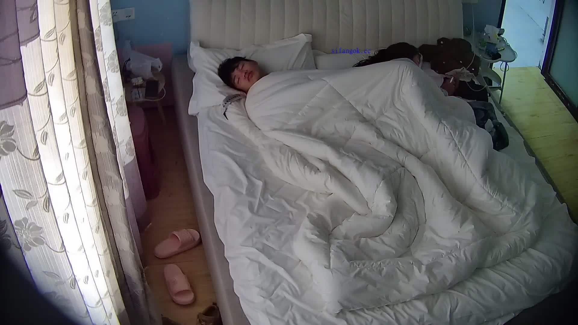 [MP4/ 1012M] 流出酒店偷拍眼镜小哥后入打桩牛仔裤女友临走还闻闻自己的臭袜子