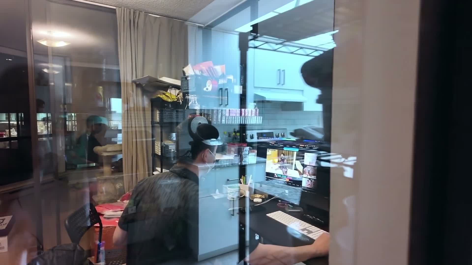 漂亮少妇  别看片了来操我吧 啊啊老公射在里面 身材丰满大肥臀吃鸡乳交第一人称视角上位-小酒楼