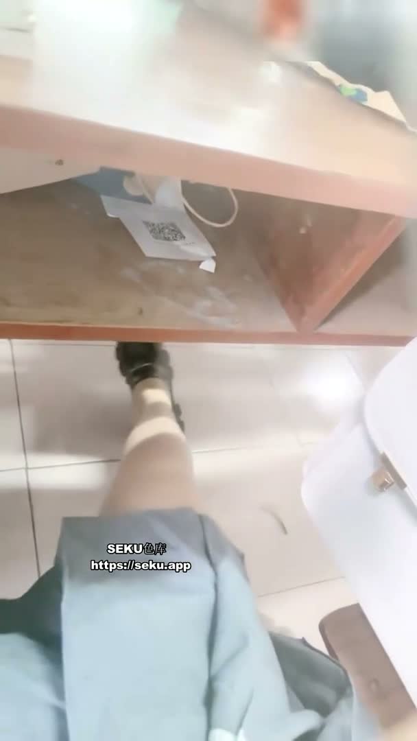 [MP4/ 1.27G] 高颜值大二校花上课脱掉内裤自慰，当着同学面露馒头逼,同学看懵逼~1